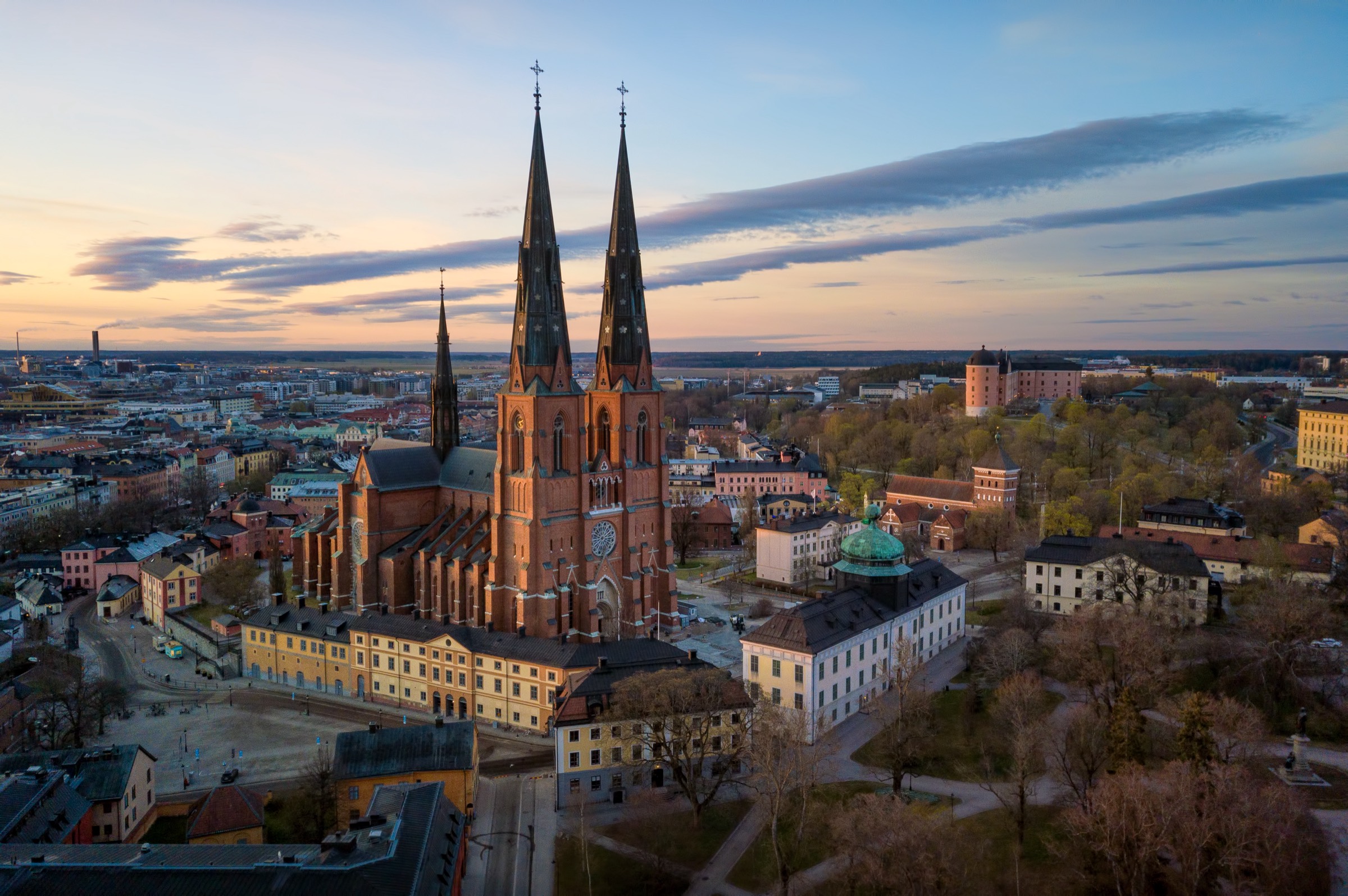 Uppsala domkyrka i solnedgång, sedd från luften